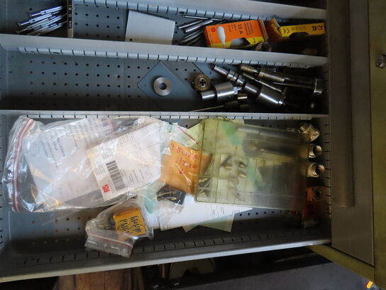 Skuffeskab med indhold