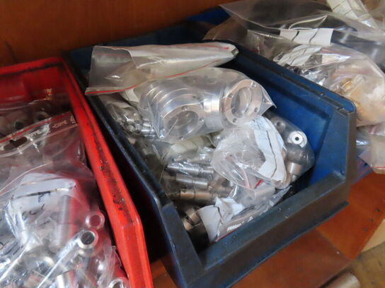 Reol med stangstål samt forarbejdet emner