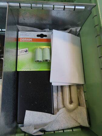 Skuffeskab med indhold