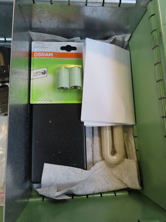 Skuffeskab med indhold