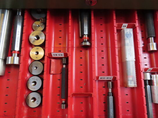 Skuffeskab med indhold