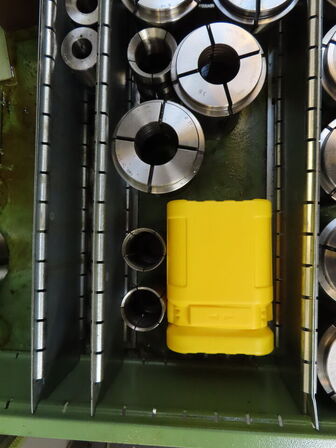 Skuffeskab med indhold