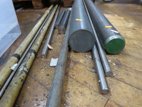 Reol med stangstål samt forarbejdet emner