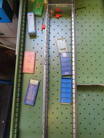 Skuffeskab med indhold