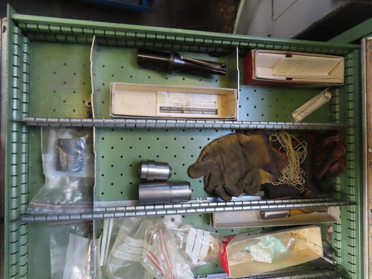 Skuffeskab med indhold