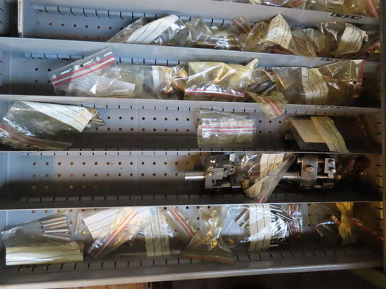 Skuffeskab med indhold