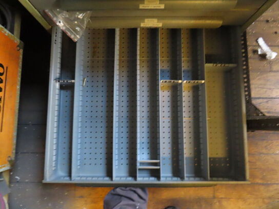 Skuffeskab med indhold