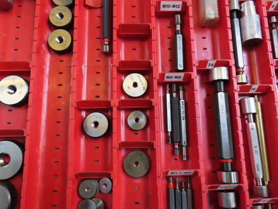 Skuffeskab med indhold