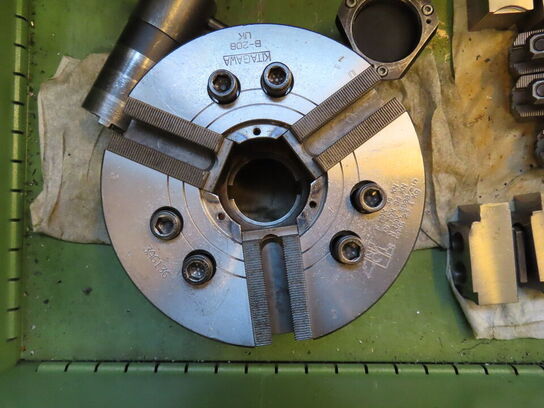 Skuffeskab med indhold