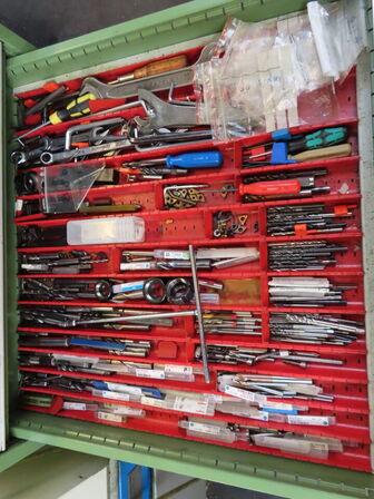 Skuffeskab med indhold