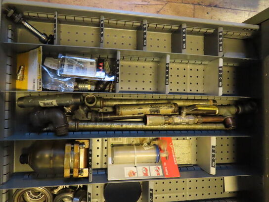 Skuffeskab med indhold