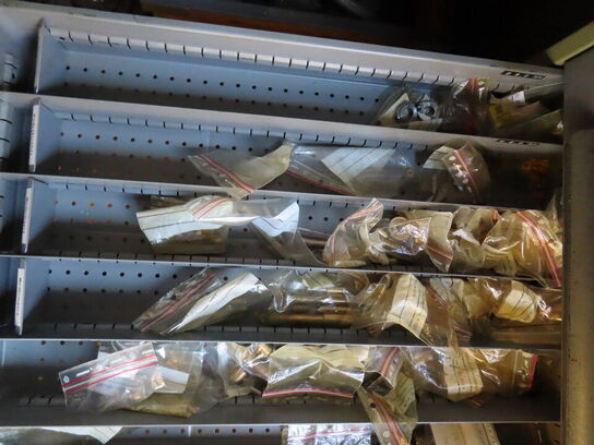 Skuffeskab med indhold