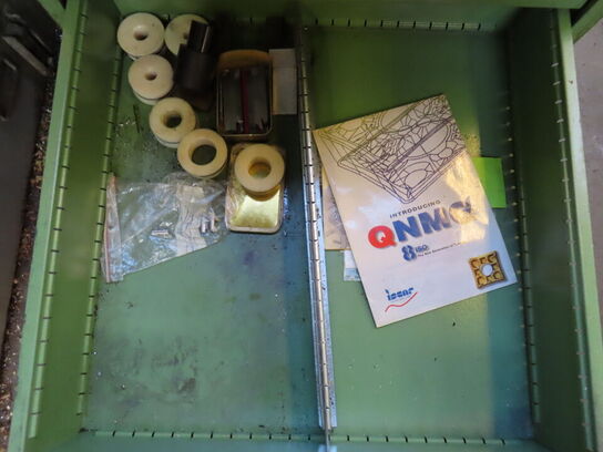 Skuffeskab med indhold