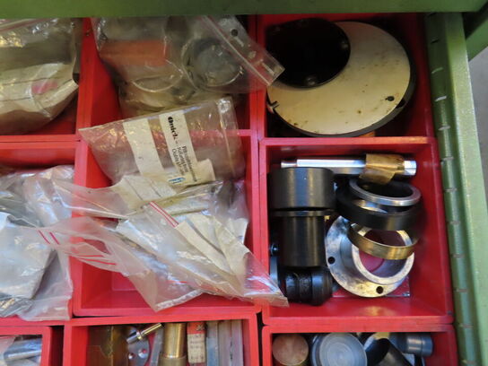 Skuffeskab med indhold