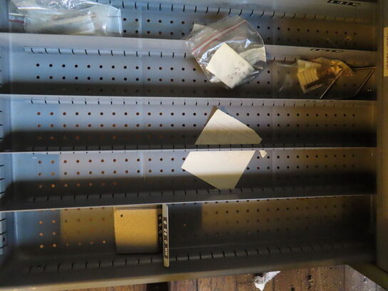 Skuffeskab med indhold