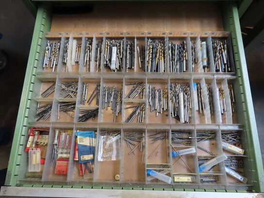 Skuffeskab med indhold