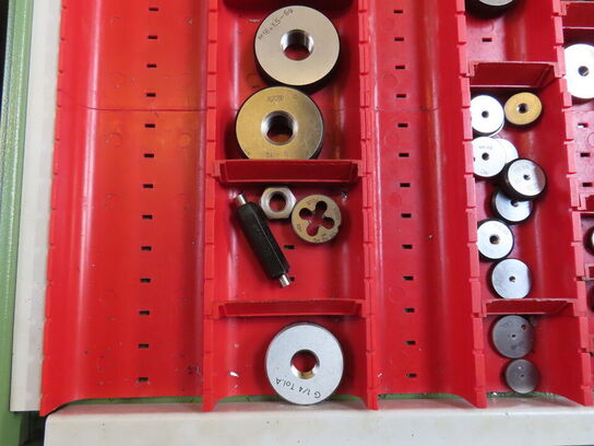 Skuffeskab med indhold