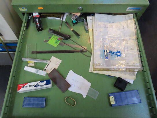 Skuffeskab med indhold