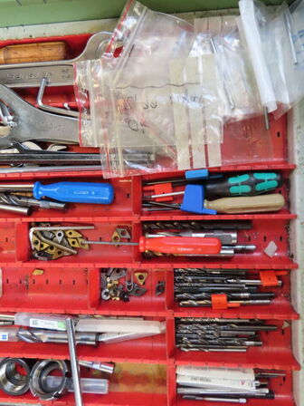 Skuffeskab med indhold