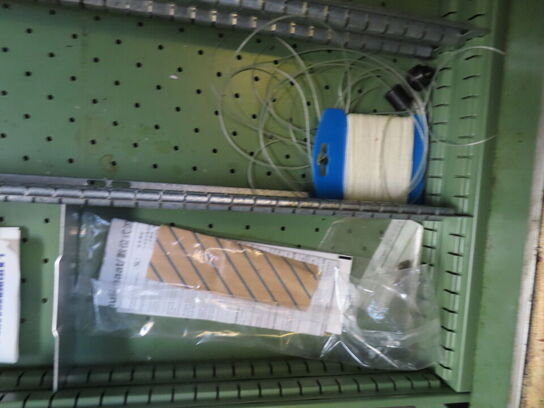 Skuffeskab med indhold