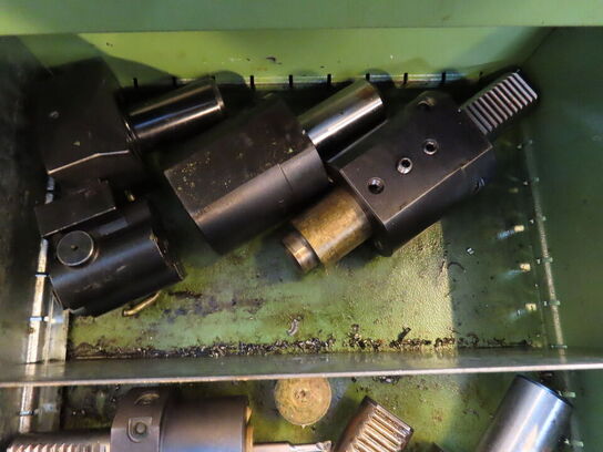 Skuffeskab med indhold