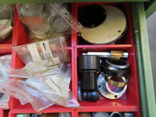 Skuffeskab med indhold