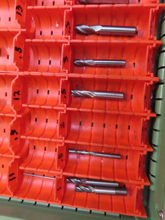 Skuffeskab med indhold