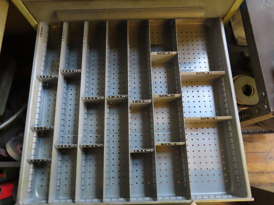 Skuffeskab med indhold