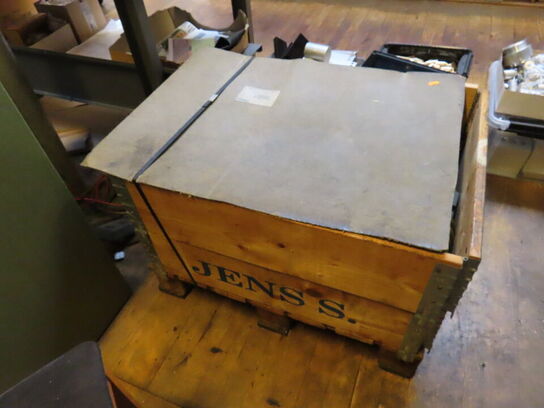 Kasse med reservedele til CNC  drejebænke