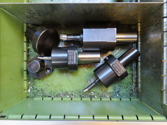 Skuffeskab med indhold