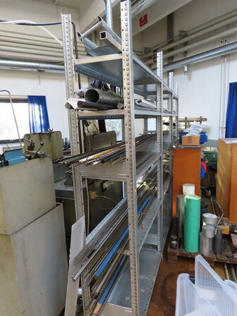 Reol med stangstål samt forarbejdet emner