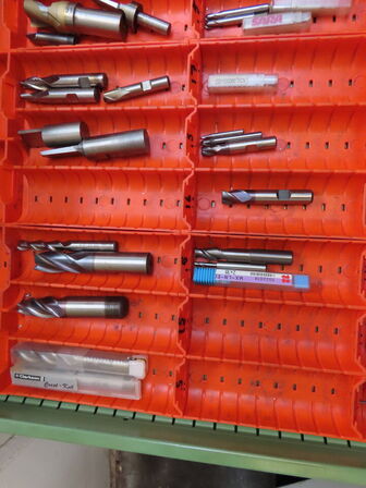 Skuffeskab med indhold