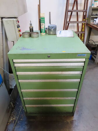 Skuffeskab med indhold