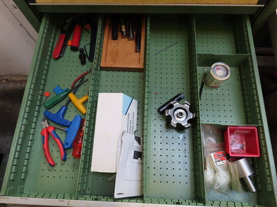 Skuffeskab med indhold