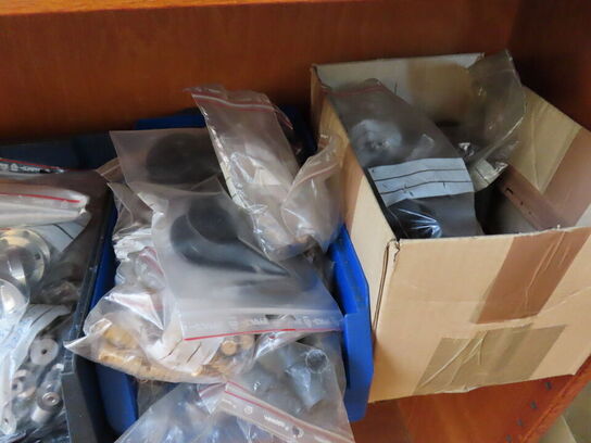 Reol med stangstål samt forarbejdet emner