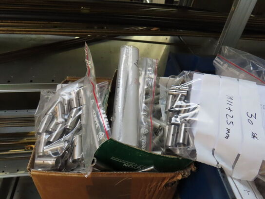 Reol med stangstål samt forarbejdet emner