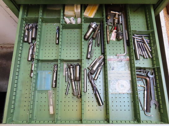 Skuffeskab med indhold