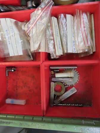 Skuffeskab med indhold