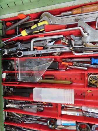 Skuffeskab med indhold