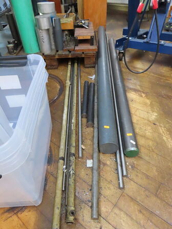 Reol med stangstål samt forarbejdet emner