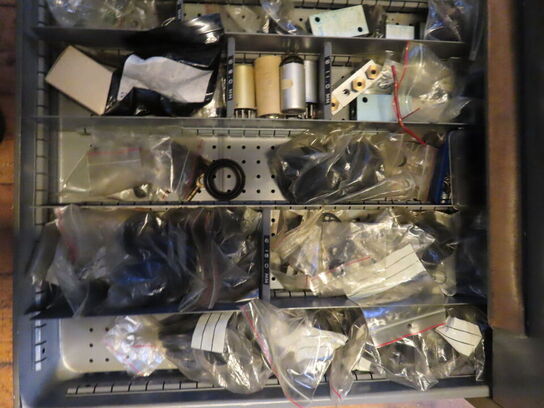 Skuffeskab med indhold