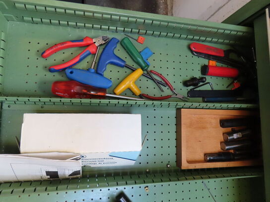 Skuffeskab med indhold