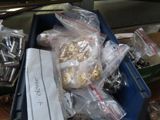 Reol med stangstål samt forarbejdet emner