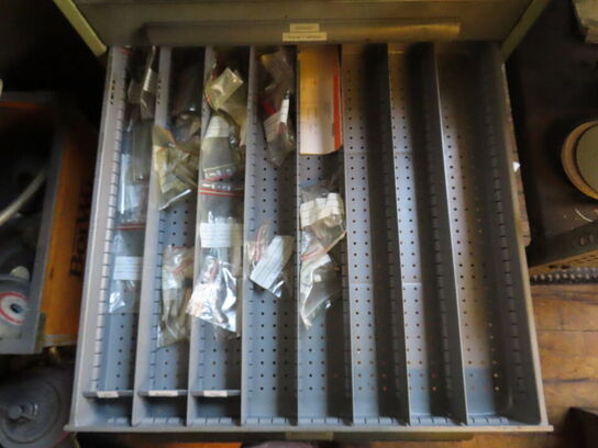 Skuffeskab med indhold