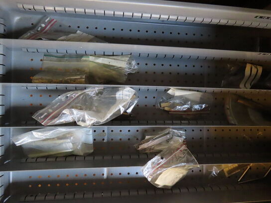 Skuffeskab med indhold