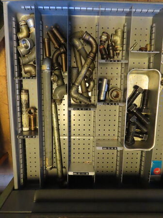 Skuffeskab med indhold