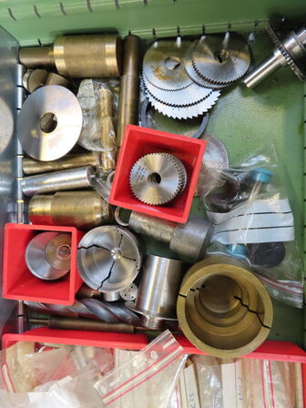 Skuffeskab med indhold