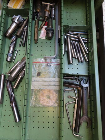 Skuffeskab med indhold