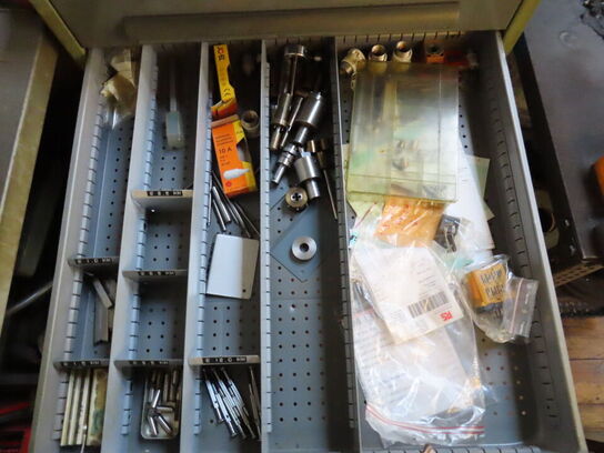 Skuffeskab med indhold