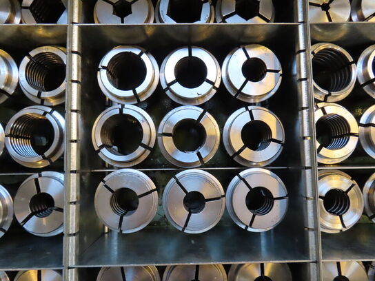 Skuffeskab med indhold